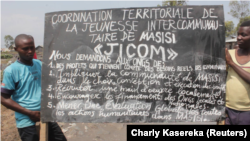 Plusieurs milliers des jeunes ont descendu dans la rue au Nord-kivu pour bloquer la route aux véhicules des organisations humanitaires demandant une clarification de leurs interventions dans leur territoire, qu’ils jugent sans impact. (Charly Kasereka/VOA