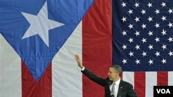 Presiden Barack Obama melambai kepada massa di San Juan, ibukota Puerto Rico (14/6).