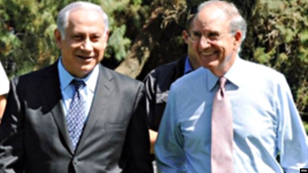 PM Israel Benyamin Netanyahu (kiri) menerima utusan AS untuk Timur Tengah, George Mitchell di Caesarea, Israel hari ini.