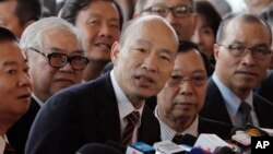 台湾高雄市长韩国瑜2019年3月22日在香港对媒体讲话。