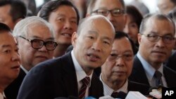 台湾高雄市长韩国瑜2019年3月22日在香港对媒体讲话。