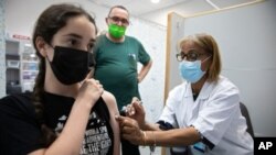 지난달 6일 이스라엘 리숀레지온에서 12~15세 어린이 대상 화이자-바이오엔테크 신종 코로나바이러스 백신 접종을 실시했다.