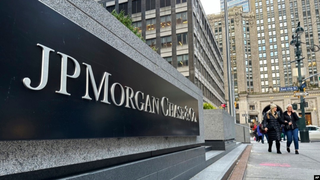 Kantor pusat JPMorgan Chase di New York pada 29 Desember 2023. Bank Sentral Singapura pada Senin (2/12) mengumumkan bahwa mereka mendenda JPMorgan Chase sebesar 2,4 juta dollar Singapura atau setara dengan Rp28,4 miliar. (Foto: AP)