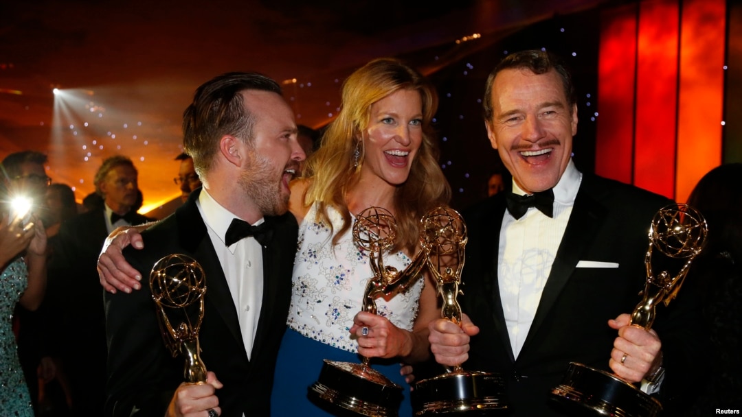Aaron Paul, Anna Gunn, y Bryan Cranston, posan con sus premios de mejor actor de reparto, mejor actriz de reparto y mejor actor principal por la serie "Breaking Bad".