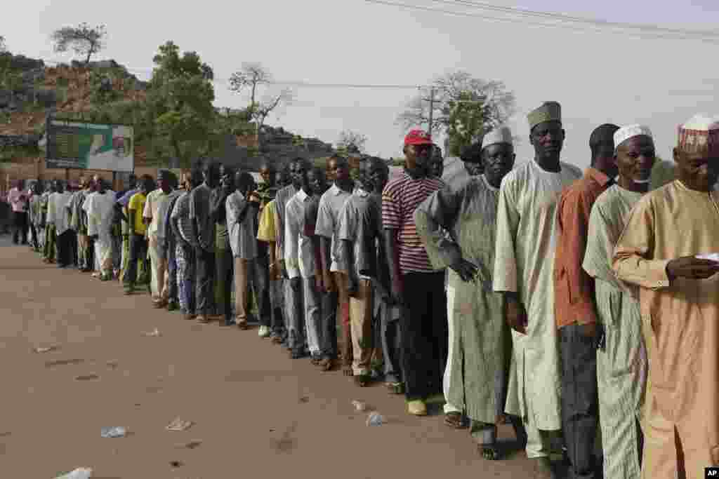 Des personnes déplacées suite aux attaques des combattants islamistes, en file&nbsp; pour être enregistrées avant de voter, à Yola, Nigeria, samedi 28 mars 2015.