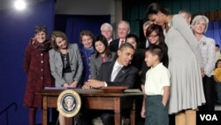 El presidente Obama conversa con Luis Turcios, de ocho años, sobre la nueva ley que garantiza nutritivos almuerzos para más estudiantes en las escuelas públicas del país.