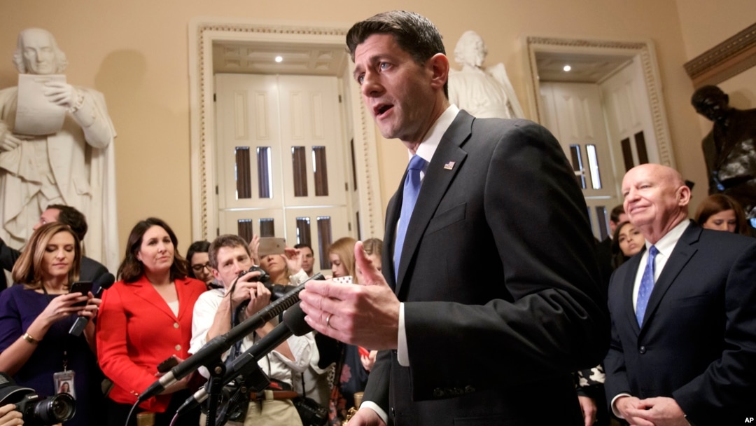 Ketua DPR AS Paul Ryan, memberikan keterangan kepada media setelah DPR AS meloloskan RUU Perombakan Pajak di Capitol Hill, Washington DC, Selasa (19/12). 