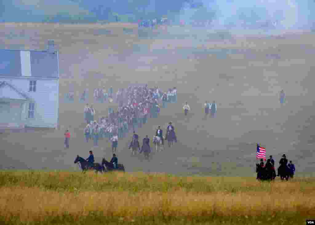 Передовой отряд южан выдвигается к месту сражения, в долину. На ближнем холме всаднике северян
