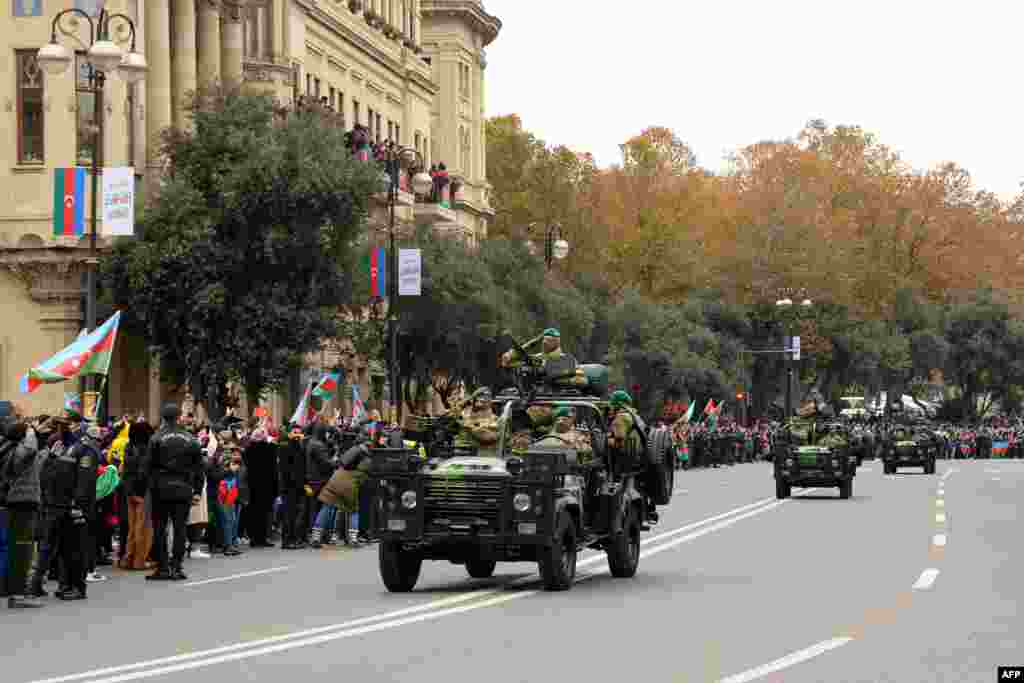 فوجی پریڈ میں شریک افراد نے عسکری گاڑیوں پر سوار آذربائیجان کے فوجیوں کا پرجوش استقبال کیا۔ 