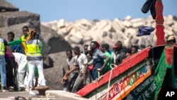 Des migrants débarquent sur l'île d'El Hierro, en Espagne, le 18 août 2024 après une traversée de sept jours depuis les côtes du Sénégal.