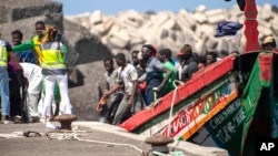 Para migran Afrika turun dari perahu kayu di pelabuhan La Restinga di Pulau Canary El Hierro, Spanyol, 18 Agustus 2024 (foto: dok). 