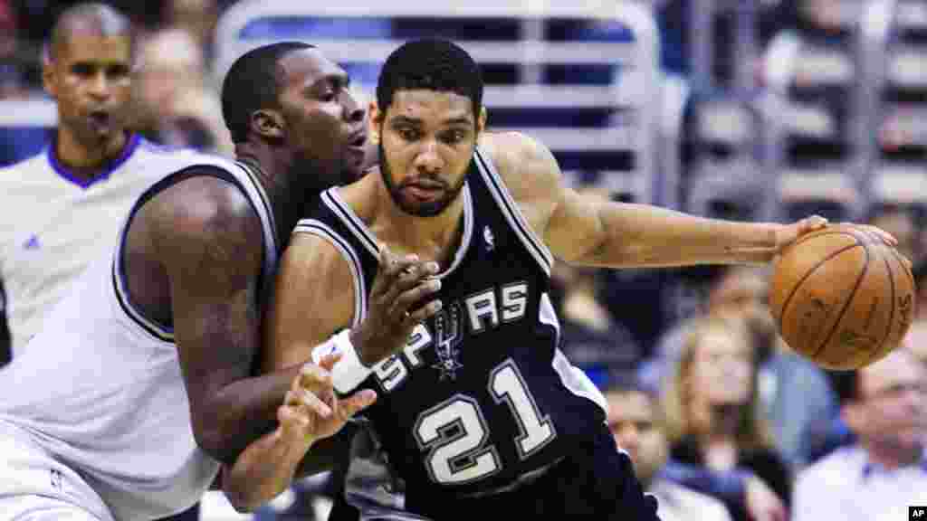 Tim Duncan tente une attaque face à Andray Blatche des Wizards lors d&#39;un match entre San Antonio Spurs, à Washington, 6 février 2008.