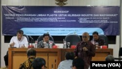 Workshop Inovasi Pengurangan Limbah Plastik untuk Hilirisasi Industri dan Masyarakat di kampus ITS Surabaya, 31 Agustus 2017. (Foto: VOA-Petrus Riski).