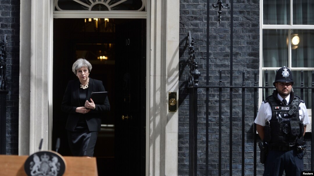 Perdana Menteri Inggris Theresa May bersiap untuk memberikan keterangan pers di luar Downing Street 10 setelah serangan teroris di Jembatan London dan Borough Market di London, Britain, 4 Juni 2017. 