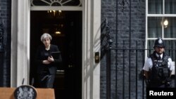 Perdana Menteri Inggris Theresa May bersiap untuk memberikan keterangan pers di luar Downing Street 10 setelah serangan teroris di Jembatan London dan Borough Market di London, Britain, 4 Juni 2017. 