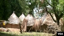 Les personnes déplacées ont abandonné leurs habitations dans le village de Wack, nord du Cameroun, le 10 août 2018. (VOA/Moki Kindzeka)