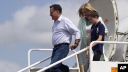 Capres partai Republik, Mitt Romney dan isterinya Ann Romney serta seorang cucu mereka saat tiba di bandara Tampa (28/8). 