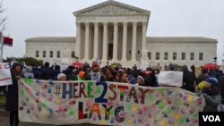 Decenas de personas se reunieron frente a la Corte Suprema de Justicia de Estados Unidos, en Washington DC, este martes para apoyar a los demandantes de la suspensión del DACA. Foto VOA 