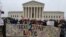 Decenas de personas se reunieron frente a la Corte Suprema de Justicia de Estados Unidos, en Washington DC, este martes para apoyar a los demandantes de la suspensión del DACA. Foto VOA 