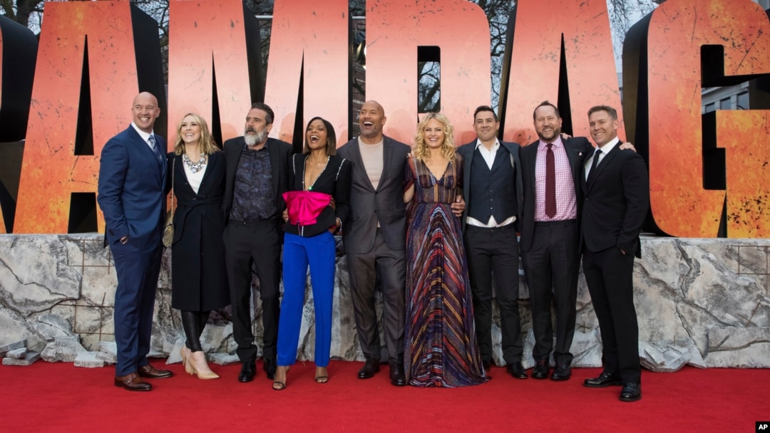 Hiram Garcia, Wendy Jacobson, Jeffrey Dean Morgan, Naomie Harris, Dwayne Johnson, Malin Akerman, Brad Peyton, Beau Flynn dan John Rickard berpose bersama pada pemutaran perdana film 'Rampage', di London, Rabu, 11 April 2018.(Foto: dok).