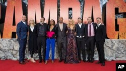 Hiram Garcia, Wendy Jacobson, Jeffrey Dean Morgan, Naomie Harris, Dwayne Johnson, Malin Akerman, Brad Peyton, Beau Flynn dan John Rickard berpose bersama pada pemutaran perdana film 'Rampage', di London, Rabu, 11 April 2018.(Foto: dok).