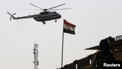 Helikopter ambulans membawa mantan presiden Hosni Mubarak ke Rumah Sakit Maadi di pinggir Kairo (22/8).