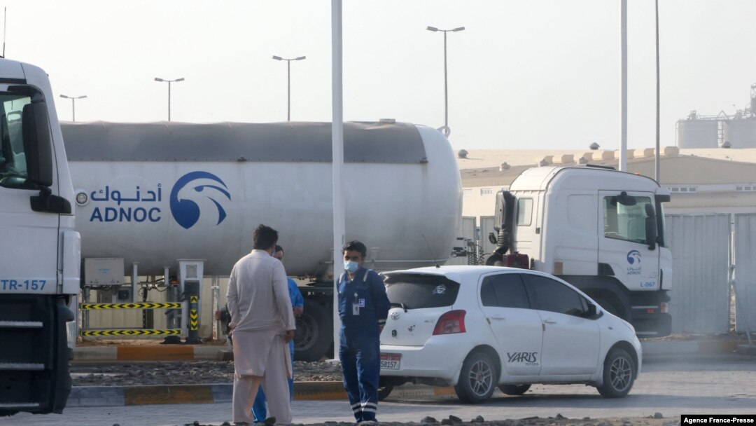 17일 아랍에미리트(UAE) 수도 아부다비 시내 '아부다비석유공사(ADNOC)' 시설 앞에 관계자들이 서 있다.
