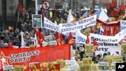 ປະຊາຊົນປະທ້ວງໂຄງການປະຢັດມັດທະຍັດ ລັດຖະບານ Ireland ທີ່ນະຄອນ Dublin ວັນທີ 27 ພະຈິກ 2010