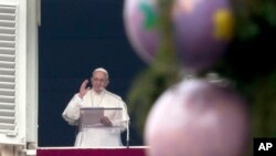 Decoraciones navideñas enmarcan el mensaje del papa durante el Angelus de este domingo, en que habló sobre el cambio climático.