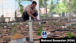 Dışarıdan bakıldığında profesyonel bir elden çıkmış gibi duran maket, belediye işçisi olan Fesih Gündoğar tarafından yapıldı. Gündoğar ilkokul mezunu. Maket yapmak için hiç bir eğitim almadı. Her şey 15 yaşında hobi olarak başladı. Çevresinde gördüğü nesnelerin maketini yapmaya başlayan Gündoğar, 25 yaşına geldiğinde ise sur maketi yapmaya başladı.