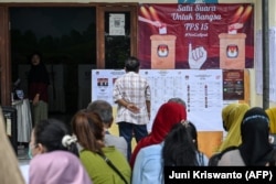 Warga mengantre di TPS untuk pemungutan suara ulang di Surabaya pada 24 Februari 2024, setelah masalah logistik pada sekitar sepuluh TPS saat pilpres dan pileg pada 14 Februari 2024. (Photo: Juni Kriswanto/AFP)