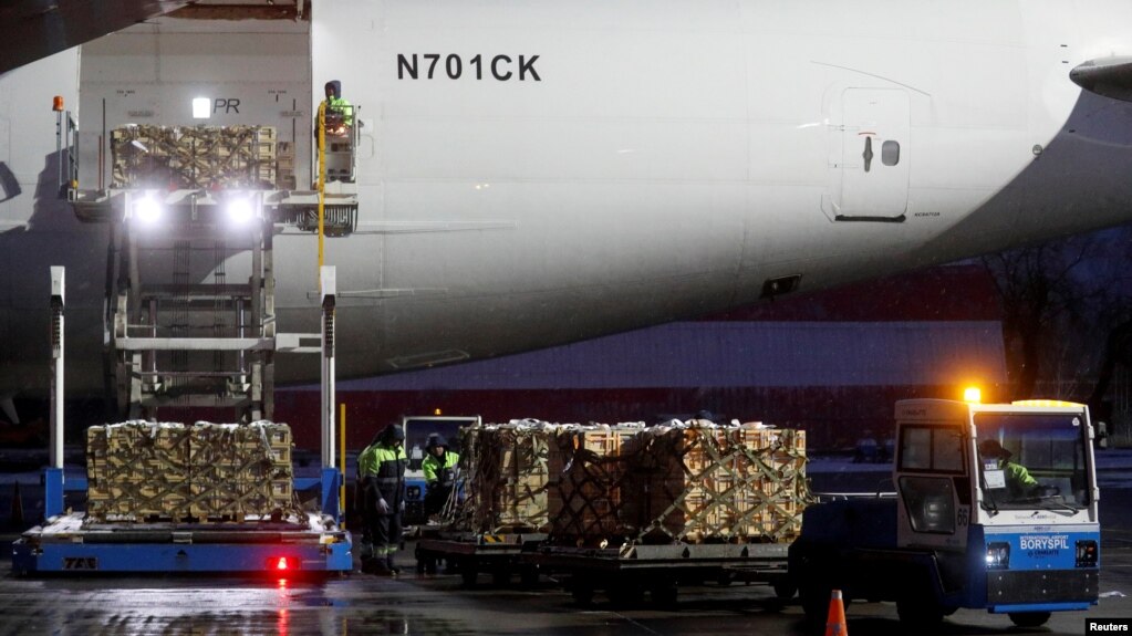 Разгрузка военных контейнеров, доставленных в рамках помощи США для обеспечения безопасности Украины. Аэропорт «Борисполь» под Киевом. 5 февраля 2022 года. Reuters/Валентин Огиренко).