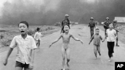 Esta foto de un ataque con napalm a una aldea vietnamita en junio de 1972, que le ganó un premio Pulitzer a un fotógrafo de Associated Press, fue censurada por Facebook y en la controversia se involucró el gobierno de Noruega. 