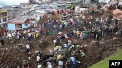 Nhân viên cứu hộ và người dân tìm kiếm người sống sót tại hiện trường vụ đất chuồi ở Manizales, phía tây bắc Colombia, Thứ Bảy 5/11/2011