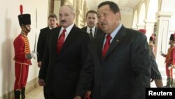 Los presidentes de Bielorrusia, Alexander Lukashenko (izquierda) y de Venezuela, Hugo Chávez, en el Palacio de Miraflores, en marzo de 2010.