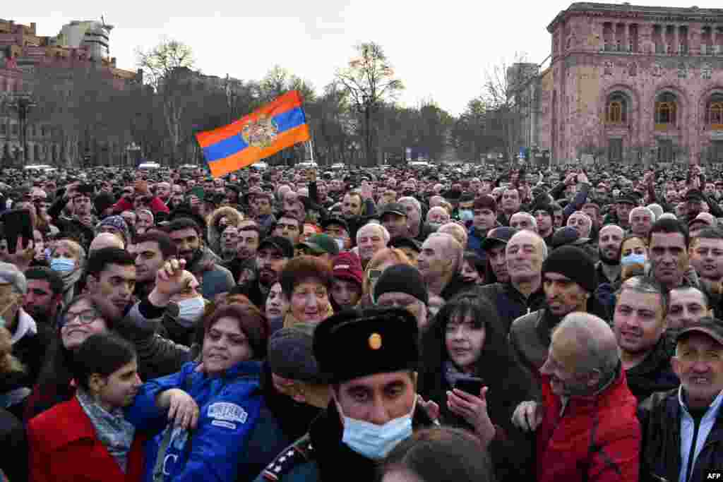 아르메니아 군부가 니콜 파쉬냔 총리의 사임을 요구한 가운데, 수도 예레반 중심가에서 파쉬냔 총리를 지지하는 대규모 집회가 열렸다.