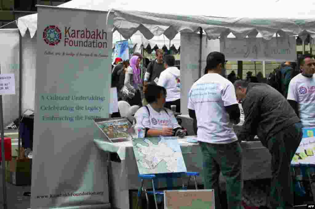 Yeni yaradılmış Qarabağ fondunun stendi. Qarabağ fondu həm də festivalın sponsorlarındandır.