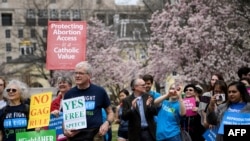 Para aktivis berdemo di Lafayette Square memprotes kebijakan "global gag rule" pemerintahan Trump yang melarang pendanaan ke lembaga swadaya masyarakat yang memberikan layanan aborsi dan kesehatan reproduksi, 29 Maret 2019.