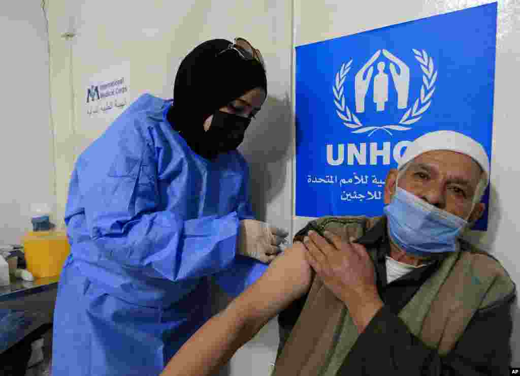 یک پناهنده سوری در شمال امان، پایتخت اردن، واکسن ویروس کرونا ساخت چین بنام سینوفارم را دریافت می‌کند.