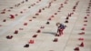 Des centaines de chaussures rouges exposées en signe de protestation contre la violence sexiste, sur la place Habima à Tel Aviv, Israël, le 4 décembre 2018. (Photo AP/Oded Balilty)