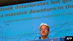 El comisionado europeo para la economía, Paolo Gentiloni, durante una rueda de prensa, ajusta el pronóstico económico para la Unión Europea.