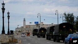 Kamionët ushtarakë patrullojnë në Havana, ndërsa u ndalua nga qeveria zhvillimi i një marshimi të opozitës (15 nëntor 2021)