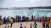 Turis memadati salah satu area di Air Terjun Niagara di Ontario, Kanada, pada 28 Juni 2022. (Foto: Reuters/Carlos Osorio)