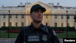 Seorang petugas keamanan dari Secret Service berjaga di luar Gedung Putih usai penembakan bacapres AS dari Partai Republik, Donald Trump, Washington, Sabtu, 13 Juli 2024. (Foto: Nathan Howard/Reuters)