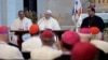 Le pape François s’adressant aux évêques, flanqué de l’archevêque de Panama Jose Domingo Ulloa (G) et de l’archevêque de San Salvador Jose Luis Escobar Hélas, à l’église Saint-François d’Assise, Panama, 24 janvier 2019. (AP Photo/Alessandra Tarantino)