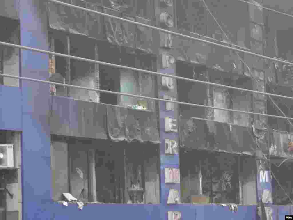 دکان داروں کو یہ شکایت ہے کہ حکومت کی عدم دلچپسی کی وجہ سے حفیظ سینٹر کی بحالی کا کام سست روی کا شکار ہے۔