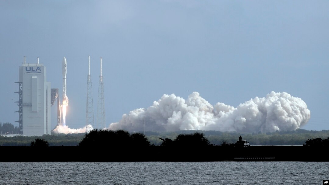 Roket United Launch Alliance Atlas V lepas landas dari Kompleks Peluncuran 41 di Stasiun Angkatan Udara Cape Canaveral, Minggu 17 Mei 2020, di Cape Canaveral, Florida.
