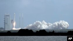 Roket United Launch Alliance Atlas V lepas landas dari Kompleks Peluncuran 41 di Stasiun Angkatan Udara Cape Canaveral, Minggu 17 Mei 2020, di Cape Canaveral, Florida.