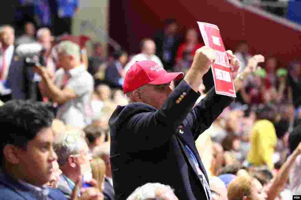 Delegates boo after Texas Senator Ted Cruz declines to endorse Donal Trump as the Republican party&#39;s presidential nominee, at the Republican National Convention in Cleveland, Ohio, July 20, 2016. (Photo: A. Shaker / VOA)