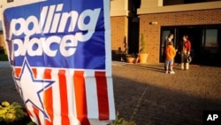 A l'occasion des elections de mi-mandat, les electeurs Americains se rendent dans les écoles et les centres communautaires pour voter aujourd'hui. Ce drapeau indique l'emplacement d'un bureau de vote.